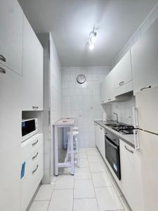 una cucina con elettrodomestici bianchi e sgabello di New generation quartieri a Napoli