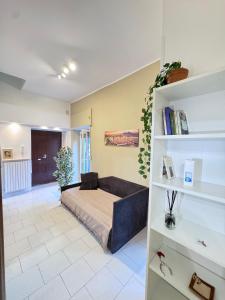 una camera da letto con un letto in una stanza di New generation quartieri a Napoli