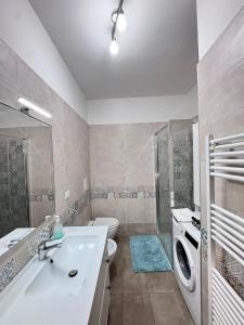 un bagno con lavandino e lavatrice di New generation quartieri a Napoli Altre 9 foto