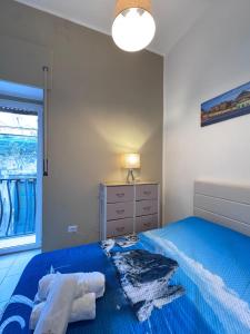 una camera con letto blu e cassettiera di New generation quartieri a Napoli