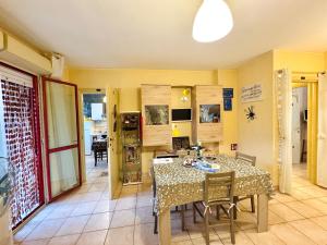 a kitchen and dining room with a table and chairs at Casa Esemes in Giarre