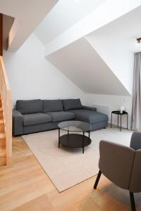 een woonkamer met een bank en een tafel bij Appartment Douvres 7 in Brussel