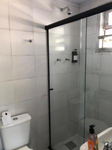 een badkamer met douche, toilet en wastafel bij Aruã Suítes & Café in Penha
