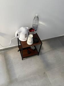a table with a tea kettle and a water bottle on it at BLUE Cabin-Larnaca Centrum in Larnaka