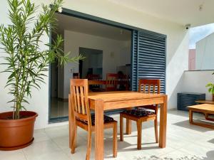 a wooden dining room table and chairs in a house at Casa Uta in Tarrafal