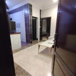 ein Zimmer mit einem Wohnzimmer und einem Tisch in der Unterkunft شقق ترف الليل للشقق المخدومة in Ash Shuqayq