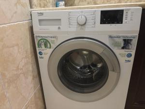 y baño con lavadora y secadora. en Villa Lynn, en Atenas 18 fotos más