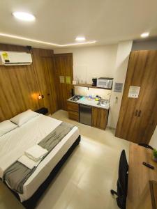 a hotel room with a bed and a kitchen at Mi Fortaleza Cali, Valle del Cauca Santa Isabel Cerca a IMBANACO in Cali