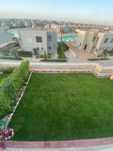 una vista aérea de un patio trasero con césped en Villa 4bedrooms at AZHA Sokhna, en Ain Sokhna