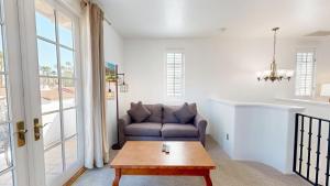 uma sala de estar com um sofá e uma mesa em SV003 Upstairs Studio Spa Villa in LQ Resort em La Quinta