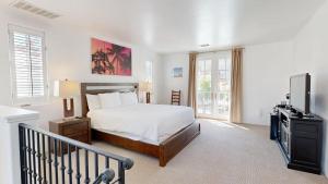 um quarto com uma cama e uma TV de tela plana em SV003 Upstairs Studio Spa Villa in LQ Resort em La Quinta