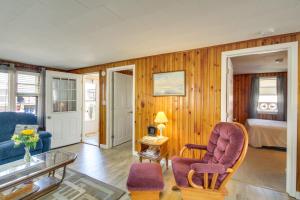 un salon avec un canapé et une chaise dans l'établissement Cozy Hampton Cottage - Walk to Beaches and Marina!, à Hampton Beach
