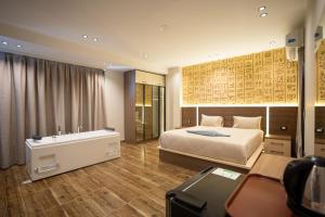 une chambre avec un grand lit et une baignoire dans l'établissement Pyraking Pyramids View Hotel, à Giza