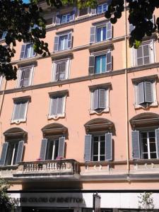 ローマにあるCiaoRoma!の窓とバルコニー付きの大きなピンクの建物
