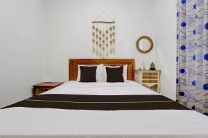 Ένα ή περισσότερα κρεβάτια σε δωμάτιο στο OYO 94851 Watulumpang 1 Guest House