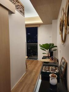 Kuchyň nebo kuchyňský kout v ubytování 1-bedroom Modern Tropical Condo in Ortigas, Pasig + 9 fotografií