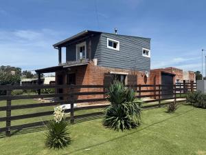 a house on top of a fence at CASA Barrio Parque Mar in Miramar