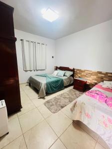 een slaapkamer met 2 bedden bij Casa design Piri no centro de Pirenópolis in Pirenópolis +38 foto's