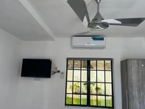 TV a/nebo společenská místnost v ubytování Fajara New Studio