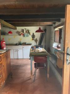 une cuisine avec une table et une chaise. dans l'établissement Cabaña en las montañas, à San Roque de Ríomiera