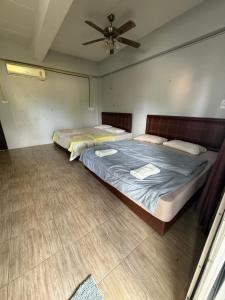 Postel nebo postele na pokoji v ubytování รุ้งรวีรีสอร์ท3