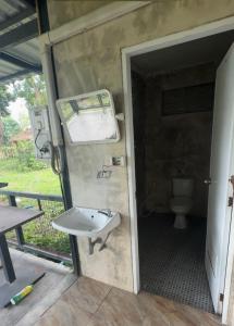 Koupelna v ubytování รุ้งรวีรีสอร์ท3