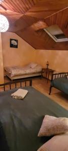 1 dormitorio con 2 camas en una habitación con techo en Maison idéal court séjour, en Damblain