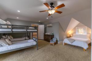 NewlandにあるMountain Top at Linville Fallsのベッドルーム1室(二段ベッド2台、シーリングファン付)