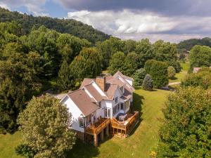 NewlandにあるMountain Top at Linville Fallsの大家の森の空見