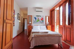 une chambre avec un lit et un tableau au mur dans l'établissement Villa St Teresa do Porto: HarboursideVilla-SeaViews-Pool-BBQ-StarLink-6Bedrm, à Rio de Janeiro 63 autres photos