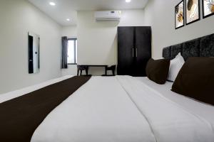 Postel nebo postele na pokoji v ubytování Hotel O Laxmi Lodging + 21 fotografií