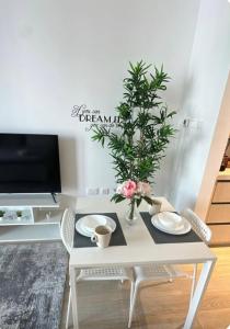 Μια τηλεόραση ή/και κέντρο ψυχαγωγίας στο F1 - Lily Studio Waters Edge Yas Island Theme Parks, Canal and Pool View