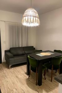 a living room with a black table and a couch at Al paso Maschwitz in Ingeniero Maschwitz