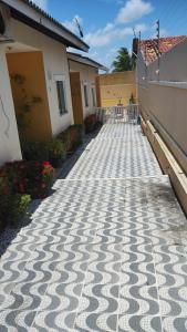 einen Gehweg vor einem Haus in der Unterkunft Condomínio Maria Clara II in Lauro de Freitas