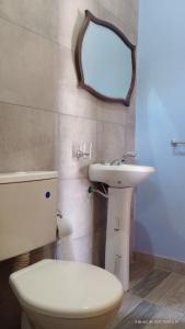 Et badeværelse på Cabaña Agata San Marcos Sierras