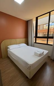 サンタ・マリアにあるCentenárioのベッドルーム(大きな窓、白いベッド付)