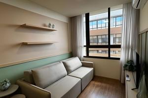 サンタ・マリアにあるCentenárioのソファと窓のあるリビングルーム