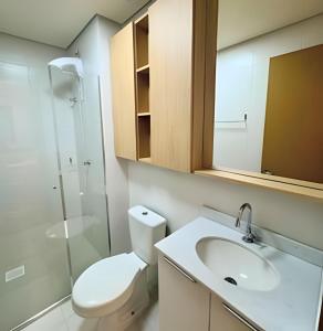 サンタ・マリアにあるCentenárioのトイレ、洗面台、シャワー付きのバスルーム