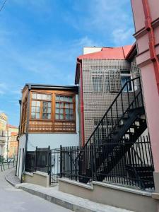 Το κτήριο όπου στεγάζεται  το διαμέρισμα