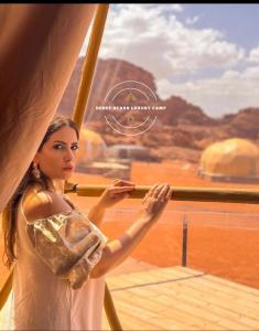 una mujer parada frente a una ventana en DESRT STARS lUXURY CAMP, en Wadi Rum
