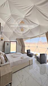Un dormitorio con una cama grande en una tienda de campaña. en DESRT STARS lUXURY CAMP, en Wadi Rum 52 fotos más