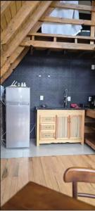 eine Küche mit Spüle und Kühlschrank in der Unterkunft Cabana Barragem do Salto - 15 min de Canela in São Francisco de Paula