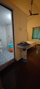 カナコナにあるKritarthの洗面台とトイレ付きのバスルーム +13枚の写真