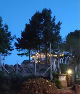 ein Hochzeitssaal mit Lichtern in der Nacht in der Unterkunft Cabana Barragem do Salto - 15 min de Canela in São Francisco de Paula + 7 Fotos