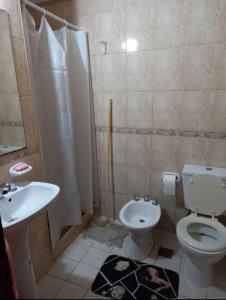 a bathroom with a toilet and a sink at Depto centrico en Colon in Colón