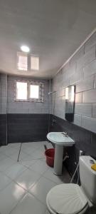 un baño con inodoro y lavabo en NB Locations appartement à Tigzirt avec 2h de piscine privée, en Tigzirt