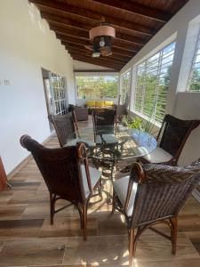 a dining room with a glass table and chairs at Apartmento, siéntete en casa in Monte Adentro