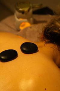 una mujer con rocas negras en la espalda en Oscar Seaside & Spa Hotel by Club Aquarium, en Guvercinlik