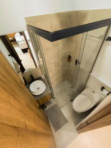 an overhead view of a bathroom with a toilet and shower at Mi Fortaleza Cali, Valle del Cauca Santa Isabel Cerca a IMBANACO in Cali