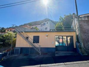ein Haus mit einer Treppe an der Seite in der Unterkunft Sea View Madeira Machico 1 Bedrooms Terrace Villa in Ribeira Seca